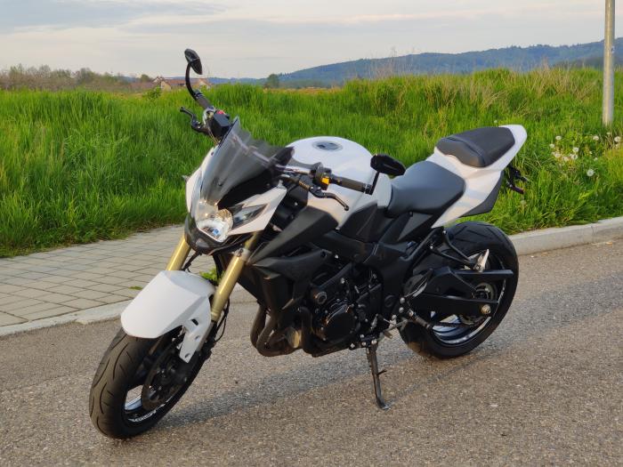 Photo of SUZUKI GSR 750 (2012)