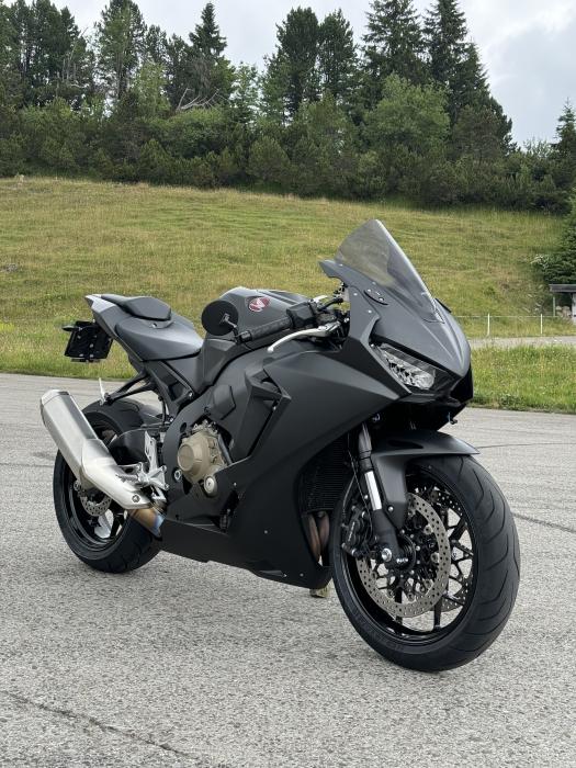 Photo of HONDA CBR 1000 (2017)