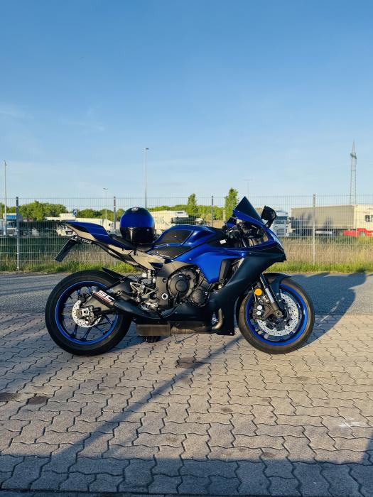 Photo of YAMAHA YZF-R1 (2023)