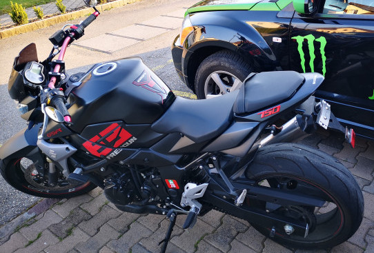 Photo of SUZUKI GSR 750 (2013)