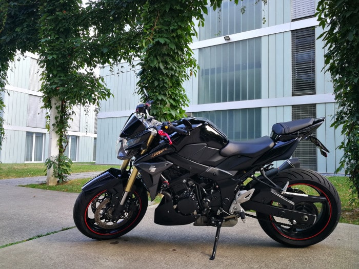 Photo of SUZUKI GSR 750 (2012)